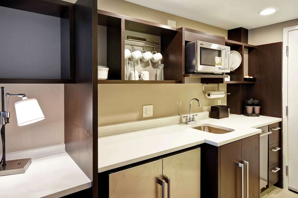 Suite, 1 King Bed, Accessible, Bathtub - Photo 3