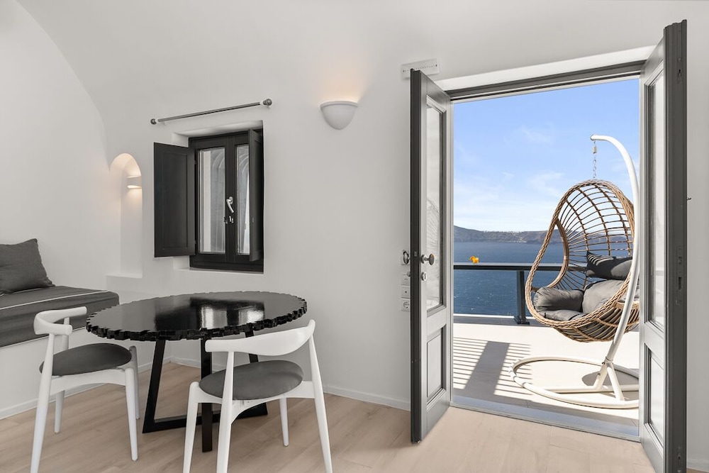 Traditional Suite, Jetted Tub (Caldera View) - Photo 4