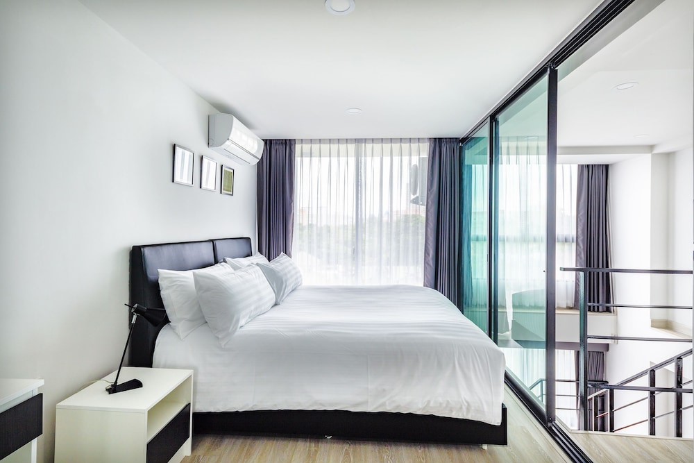 Duplex, 1 King Bed, Non Smoking, City View photo 3
