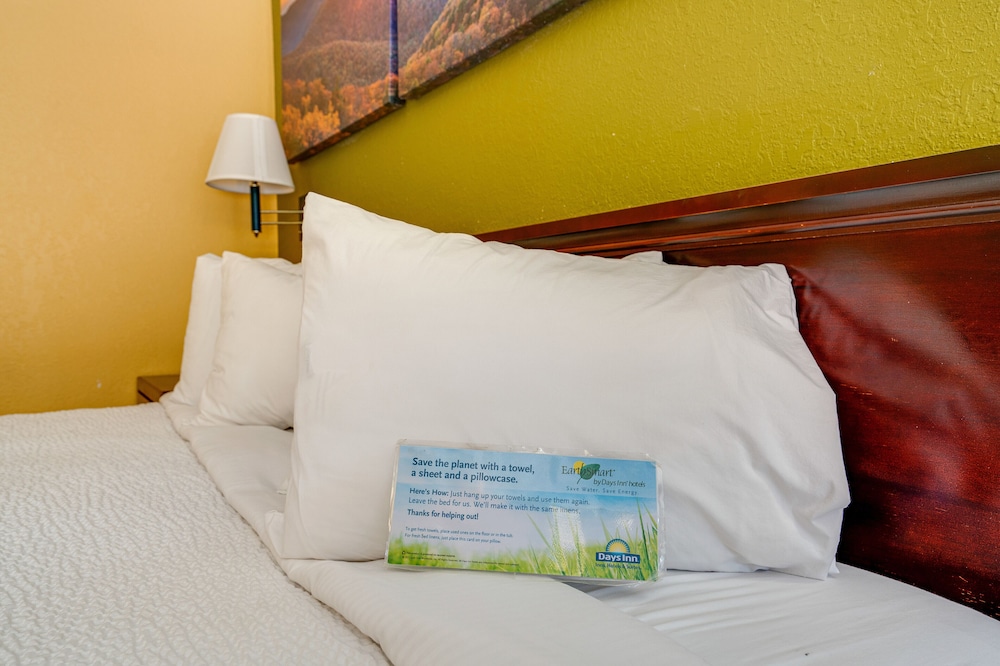 Standard Room, 1 King Bed, Non Smoking - Photo 14