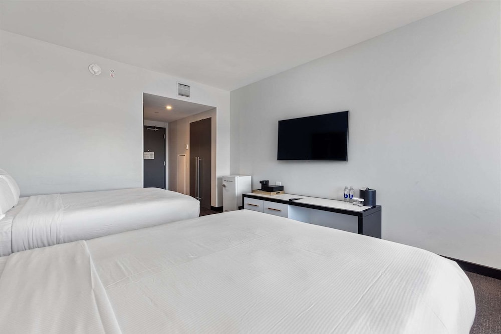 Deluxe Room, 2 Queen Beds - Photo 1