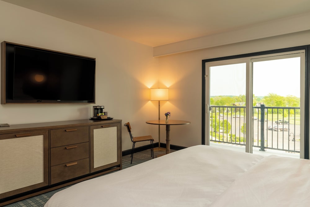 Suite, 1 King Bed, Accessible, Bathtub (Mobility Accessible)