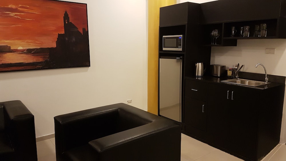 Jacuzzi Garden Suite photo 3