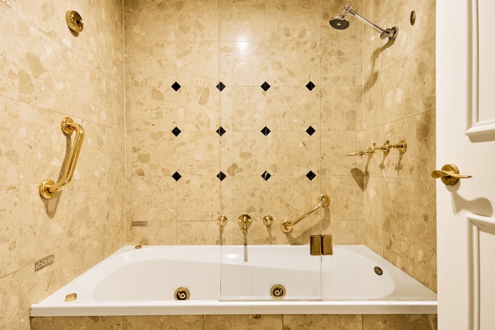 Deluxe One Bedroom King Suite with Single Spa Bath - Photo 10