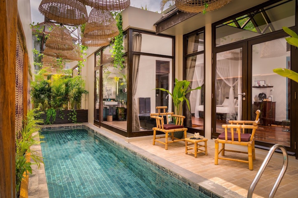Colonial Suite Pool - Photo 2