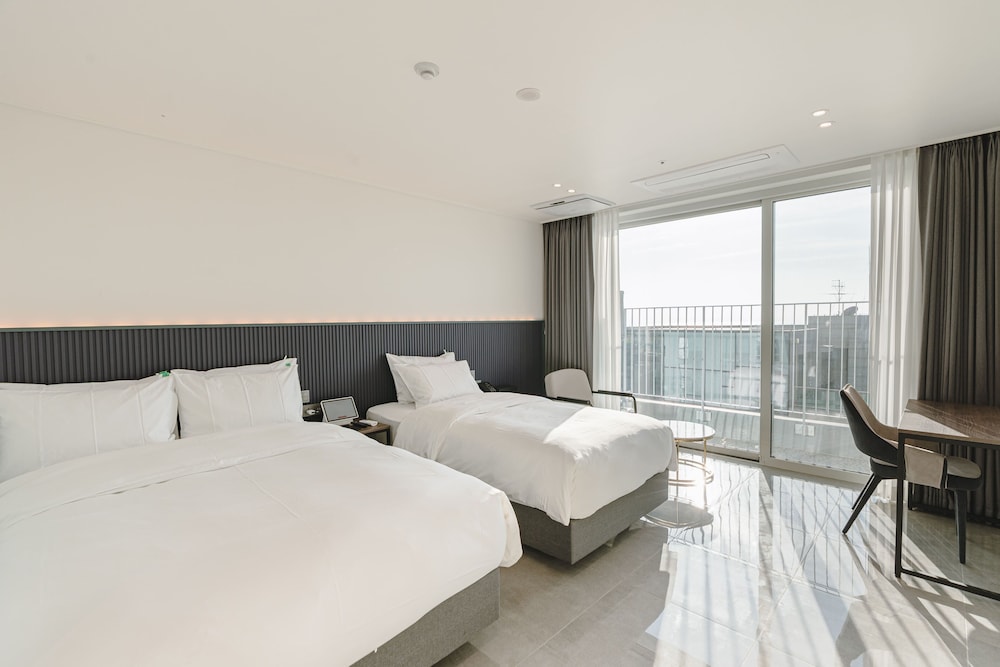 Premier Twin (City View)