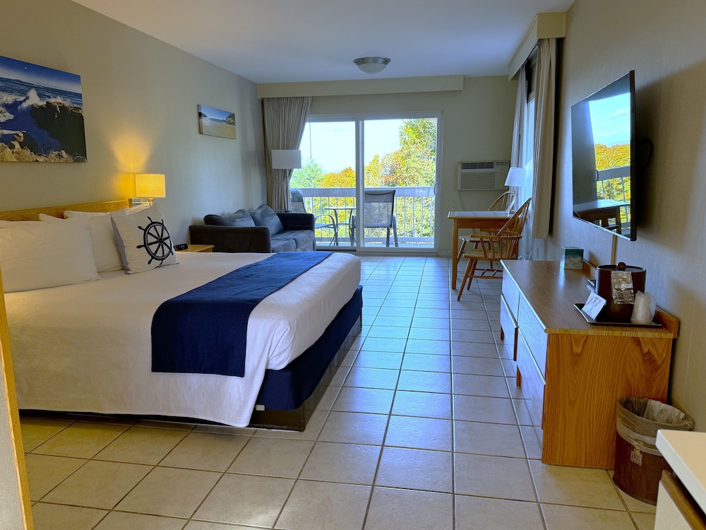 Pet Friendly Room, 1 King Bed with Sofa Bed, Balcony, Ocean View (1st Floor)