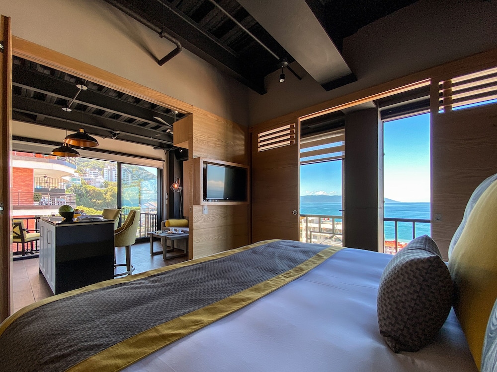 1 Bed 1 Bath Ocean Front Corner Suite