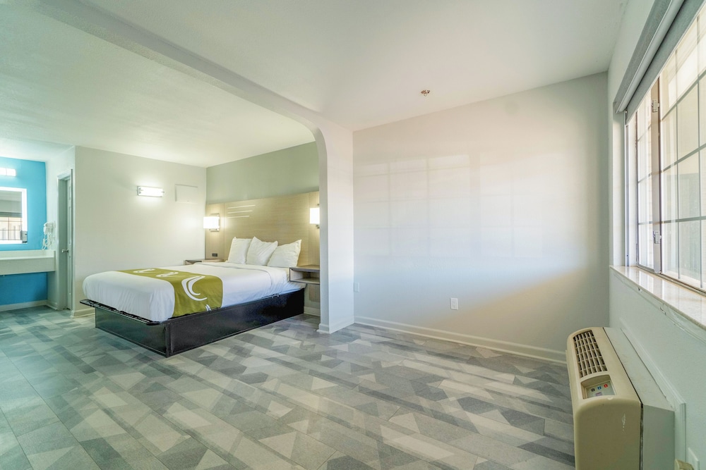 Room, 1 King Bed, Non Smoking - Photo 2