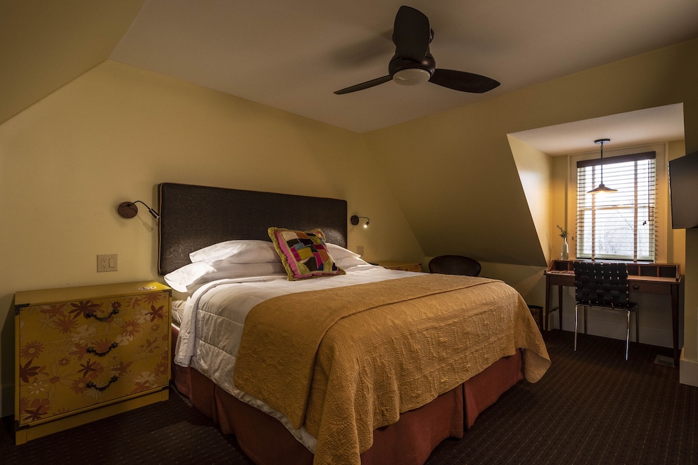 Comfort Room, 1 King Bed (Room 12A)