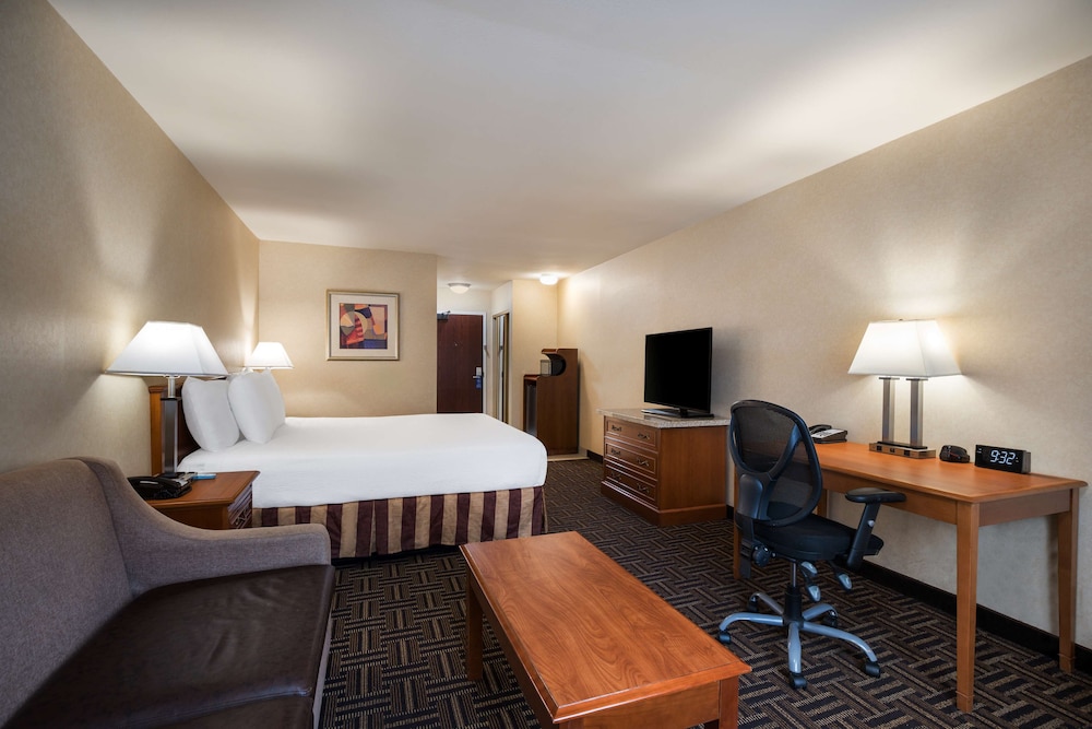 Business Suite, 1 King Bed, Non Smoking, Refrigerator & Microwave - Photo 1