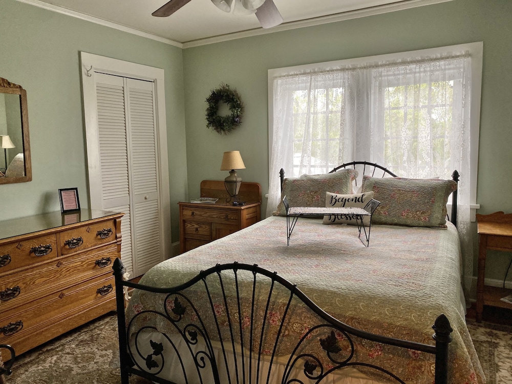 Standard Room, 1 Queen Bed photo 1
