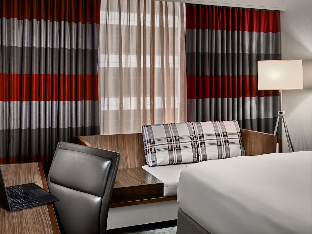 Room, 1 King Bed, Accessible - Photo 2