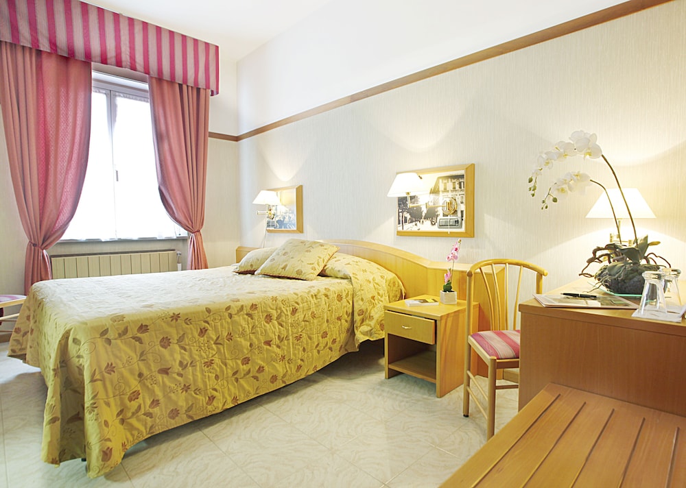 Standard Double Room Single Use - Photo 1