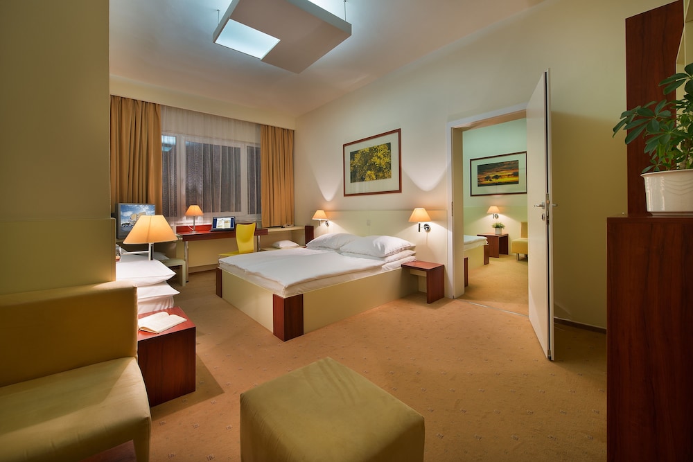 Family Room, 2 Bedrooms