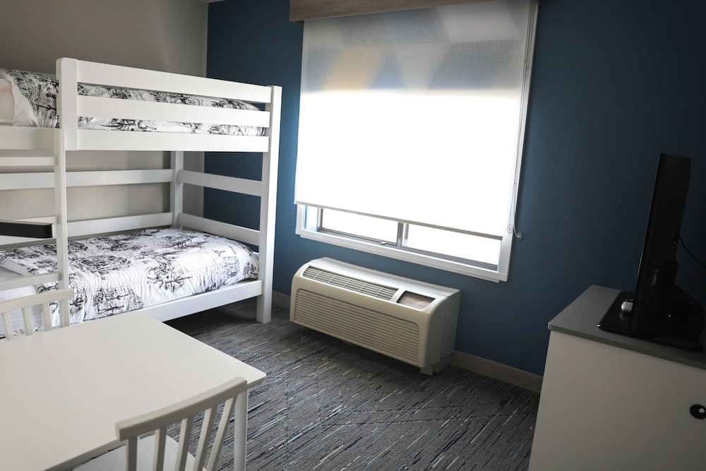 Suite, Multiple Beds (Wet Bar) - Photo 3