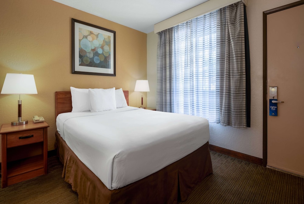 Standard Room, 1 Queen Bed, Accessible, Non Smoking