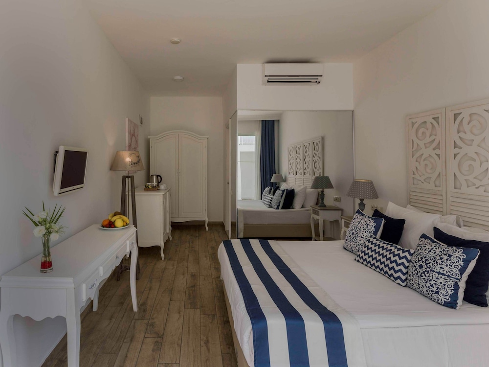Family Room - Photo 4