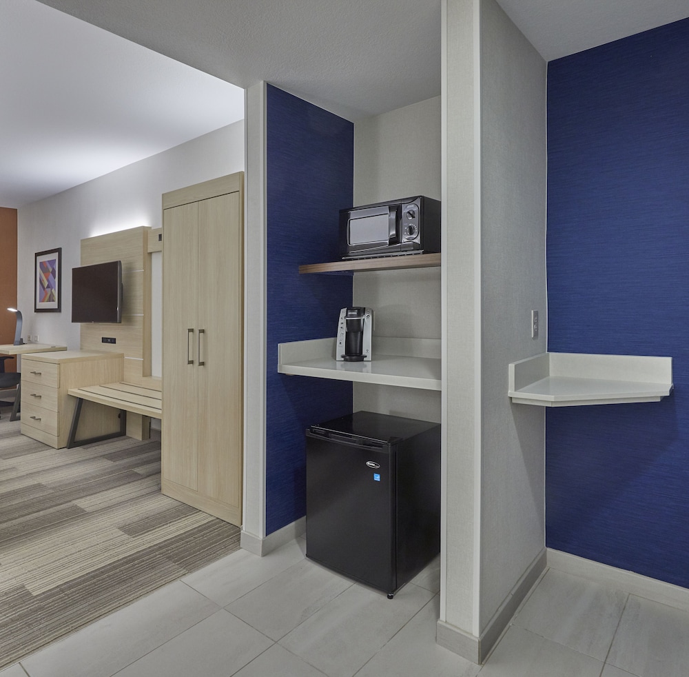 Room, 2 Queen Beds, Roll-in Shower, Non Smoking (Communications, Roll-In Shower) - Photo 2