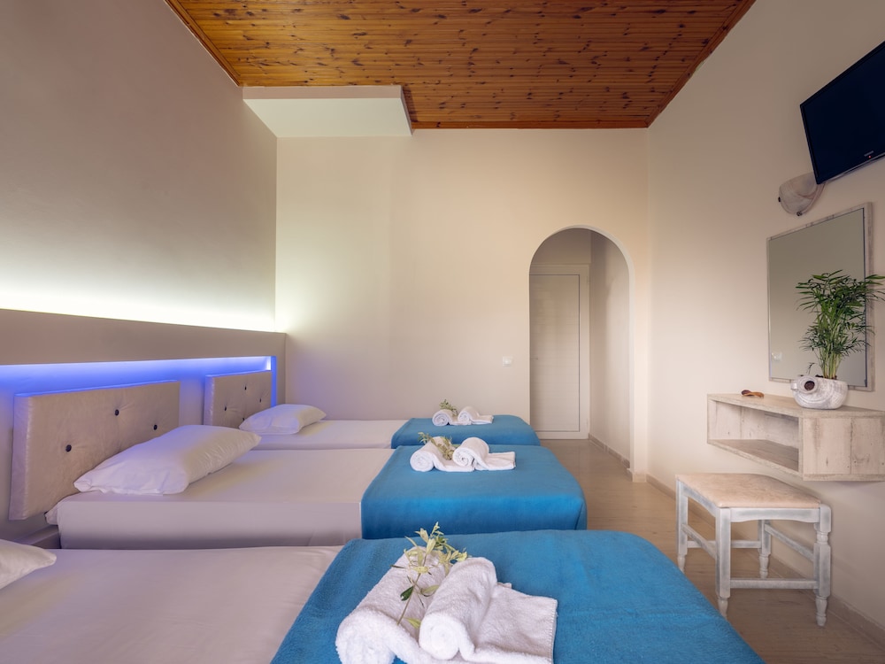 Standard Triple Room - Photo 1