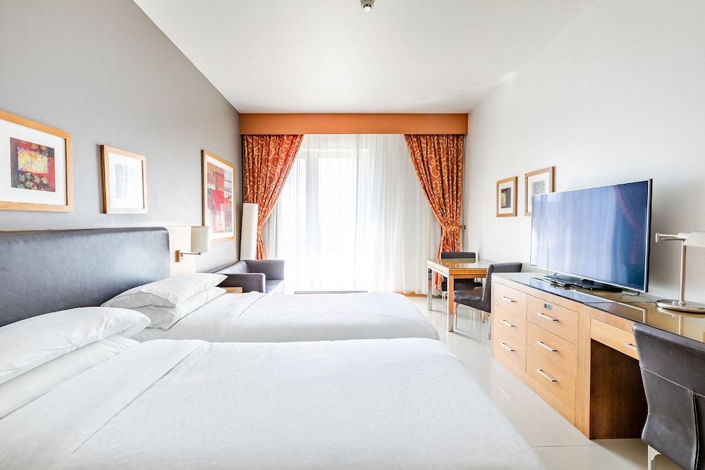 Classic Room, 2 Twin Beds, Non Smoking - Complimentary Shuttle Service to Dubai Mall and Kite Beach photo 3