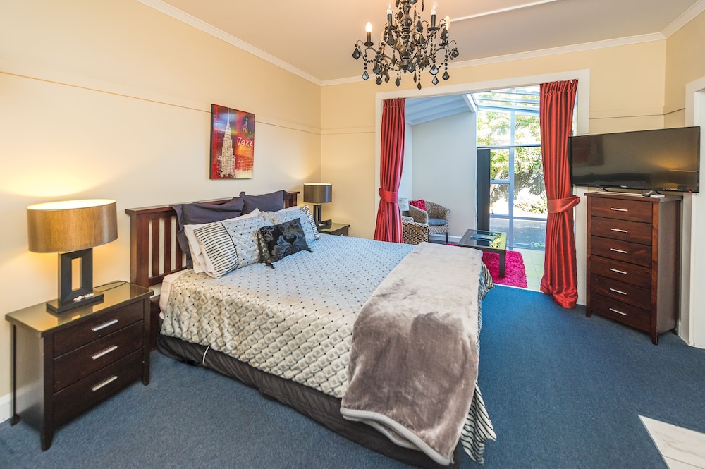 Standard Studio, Queen Bed photo 1