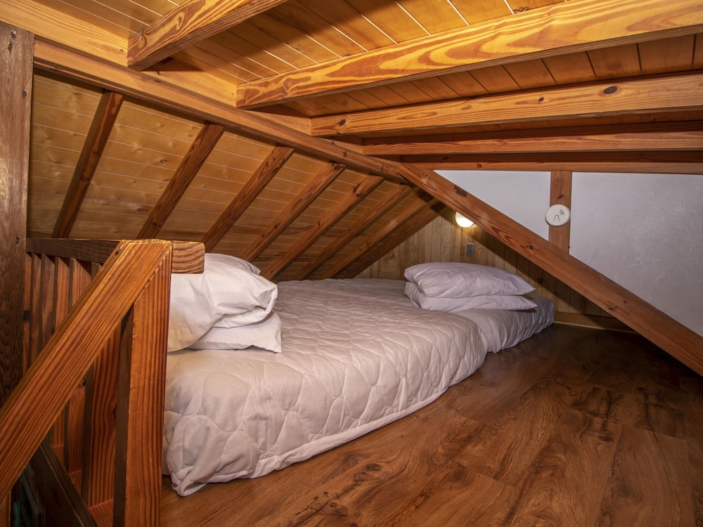 Deluxe Cabin, 2 Bedrooms, Kitchen (Lodge Sleeps 8, No Pets) photo 3