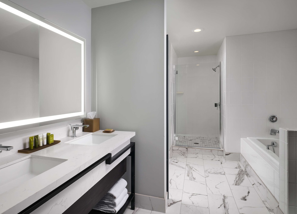 Signature Suite, 1 Bedroom - Photo 8