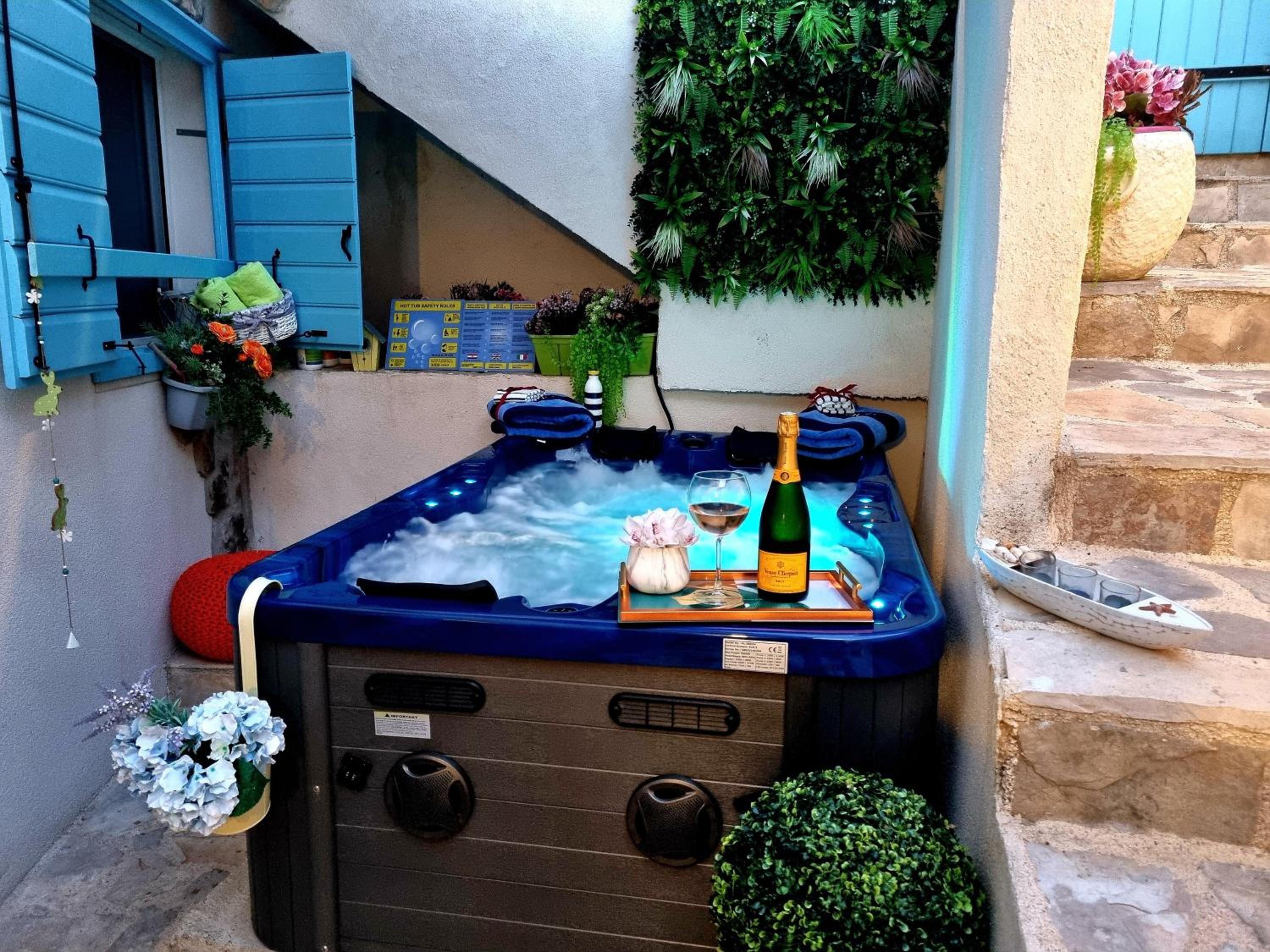 Deluxe Two Bedroom Apartment with Jacuzzi