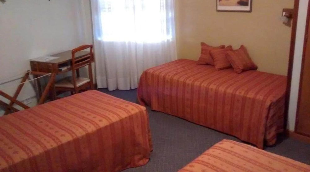 Superior Triple Room, Bathtub, City View photo 1