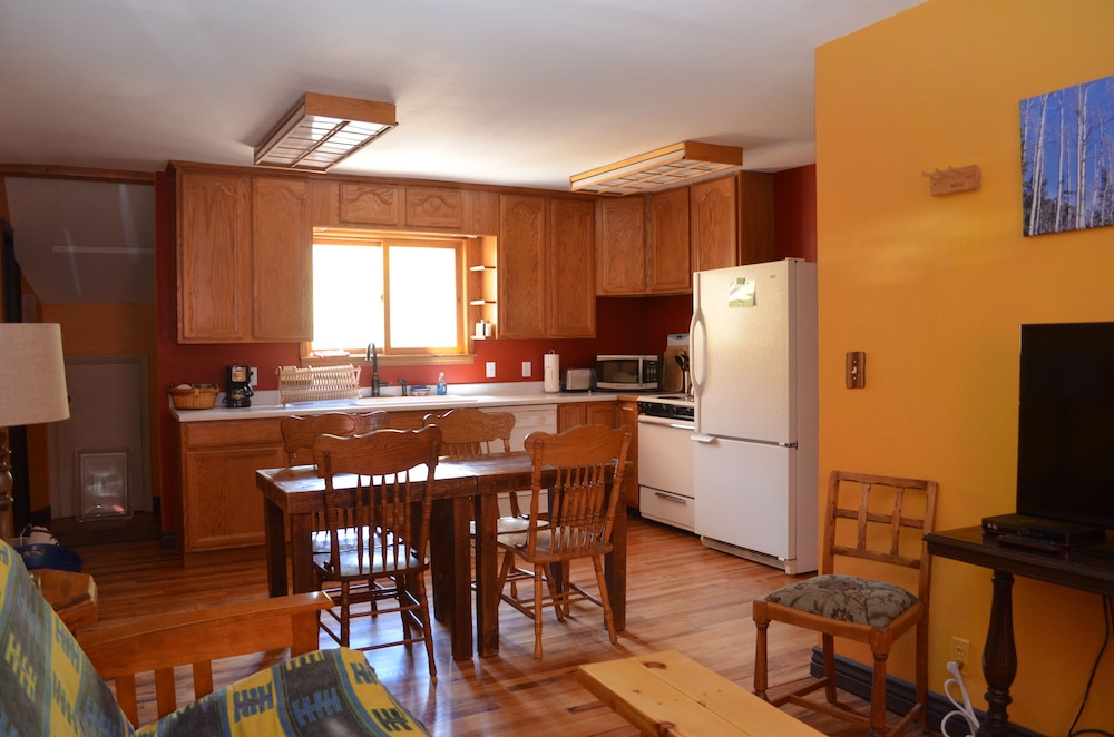 Suite, 1 King Bed, Kitchen, Mountain View (1st Floor)