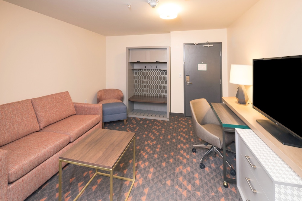 Suite, 1 Bedroom (Living Area) - Photo 8