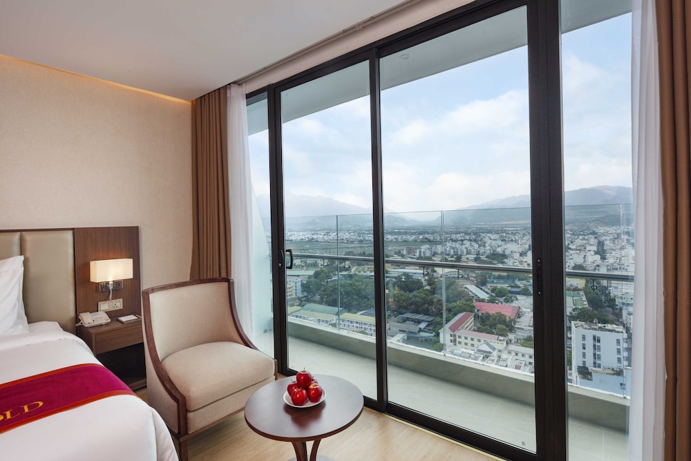 Grand Deluxe Balcony Partial Sea View - Photo 2