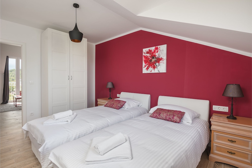Apartment, Mountain View (Red) photo 3