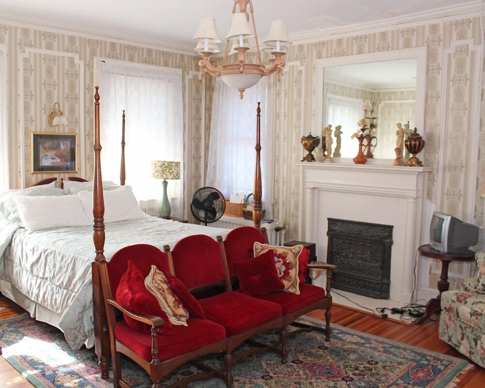Colonial Room photo 2