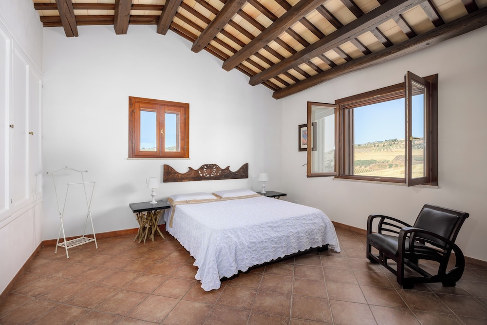 Superior Villa, Hill View photo 2