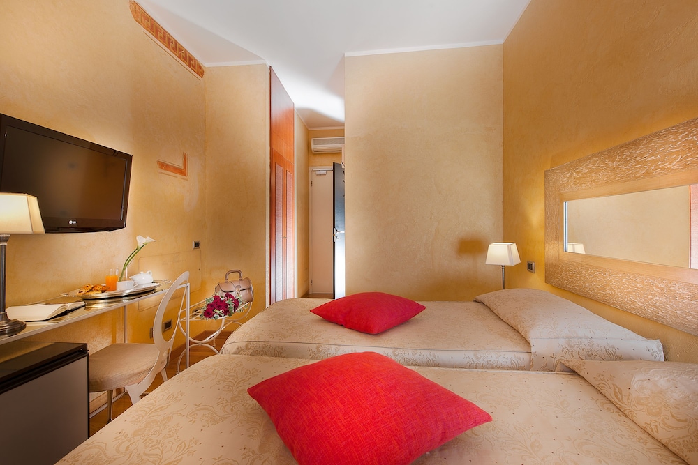 Standard Double or Twin Room - Photo 2