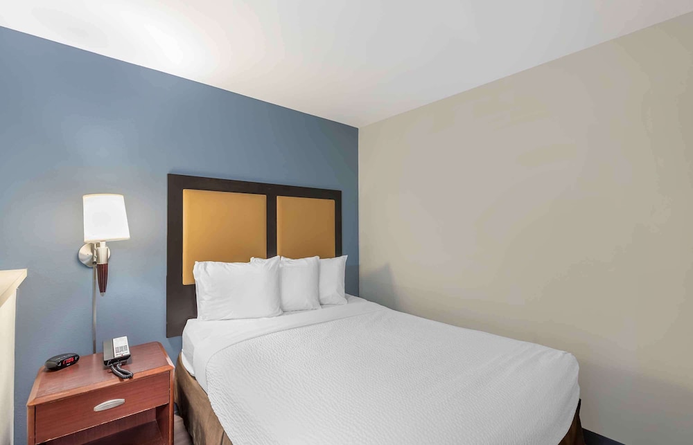 Deluxe Studio, 1 Queen Bed with Sofa bed, Non Smoking - Photo 1