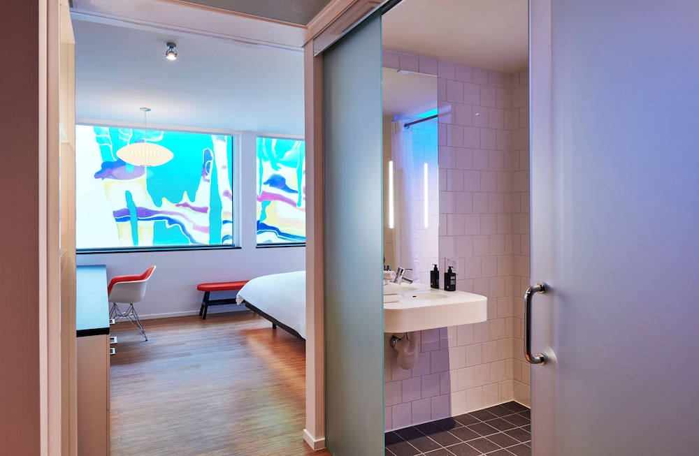 Room, 1 King Bed (Mobility Accessible, Roll-In Shower) thumbnail 5