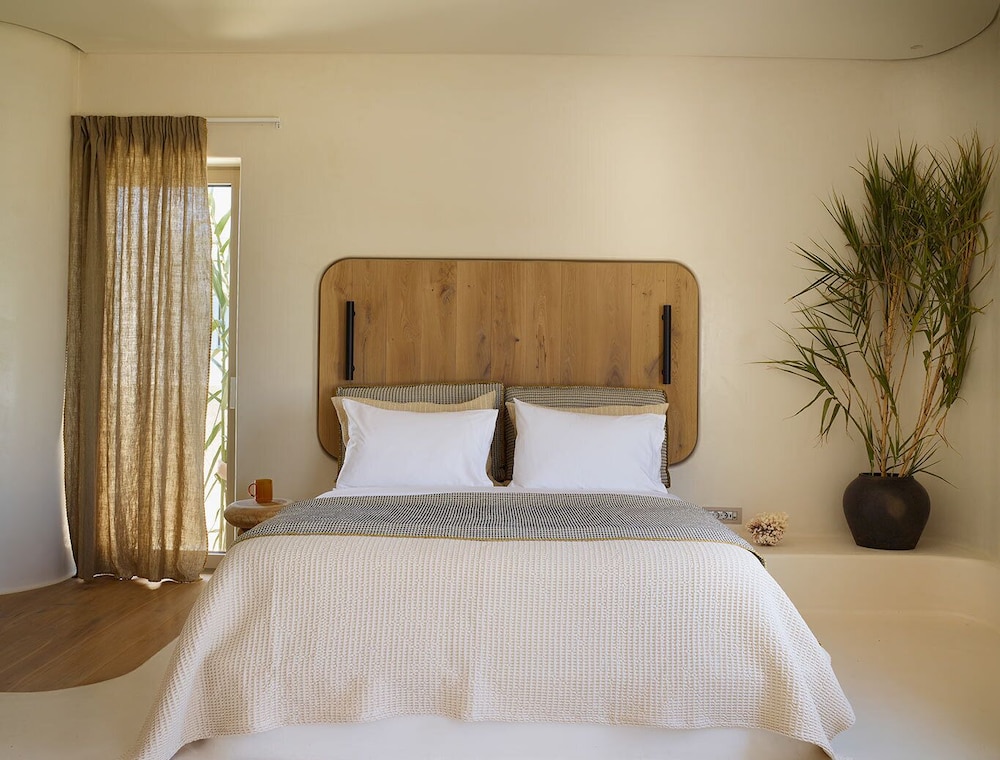 Honeymoon Suite, Sea View
