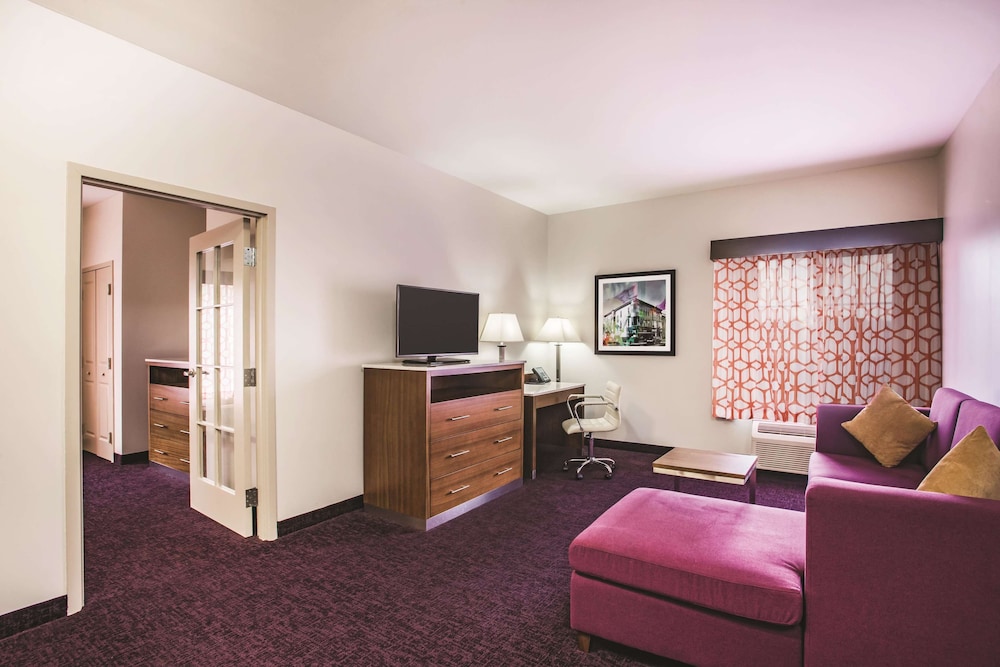 Deluxe Suite, 1 King Bed, Non Smoking (Deluxe Family Suite) - Photo 3