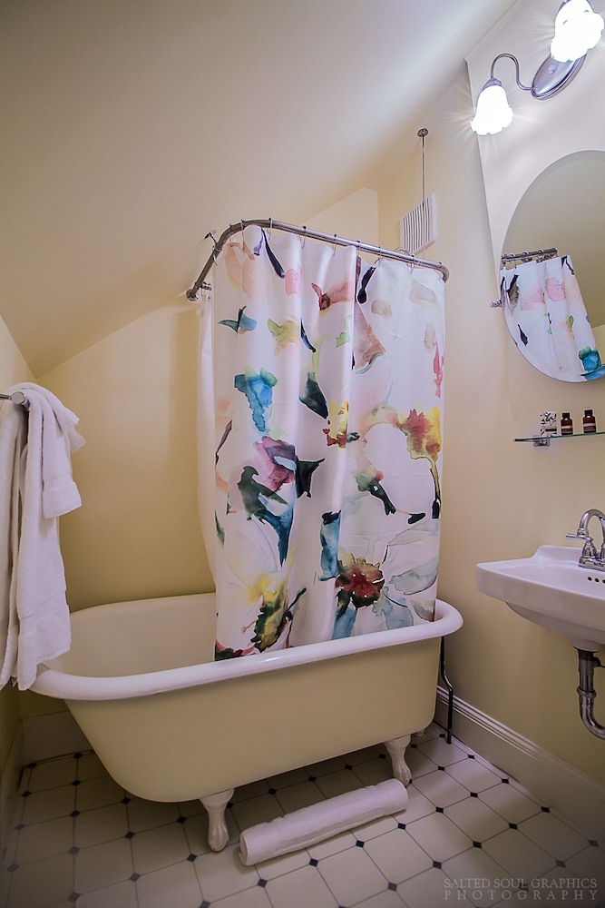 Crocked Frame Room , 1 Queen Bed, Petite claw foot tub and shower photo 3