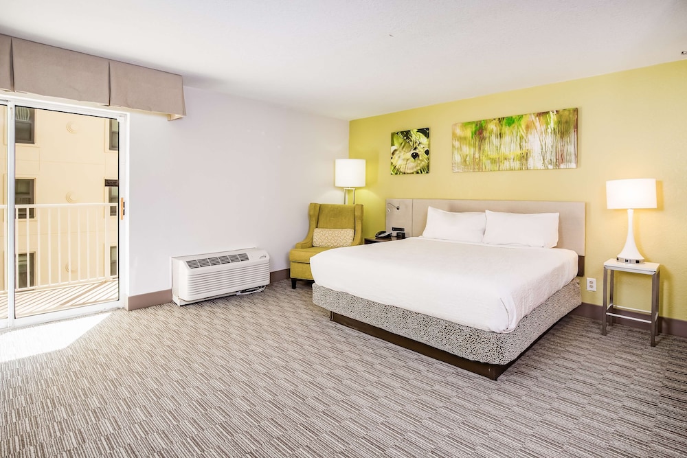 Deluxe Room, 1 King Bed, Beach View (Partial), photo 6