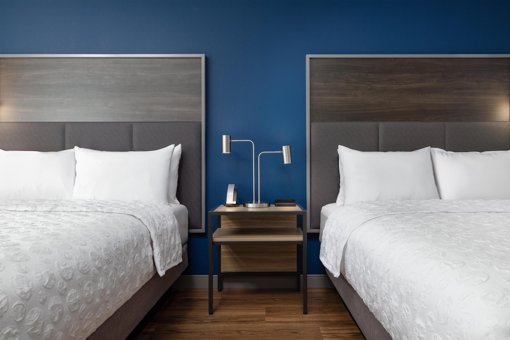 Room, 2 Queen Beds, Accessible, Bathtub photo 3