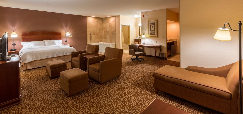Suite, 1 King Bed, Non Smoking - Photo 2