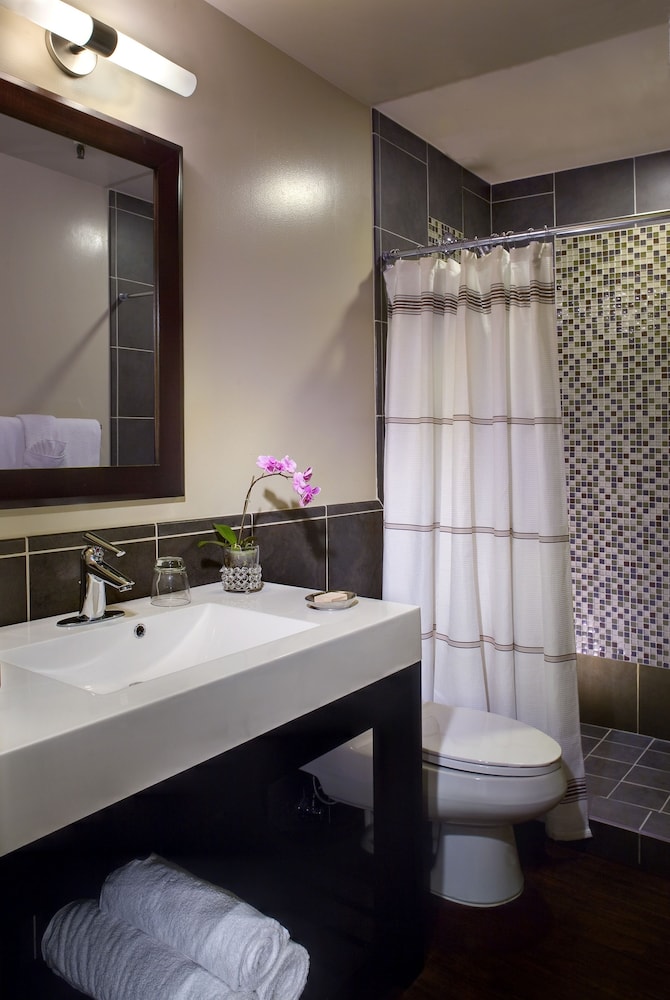 Standard Double Room, 2 Queen Beds - Photo 10