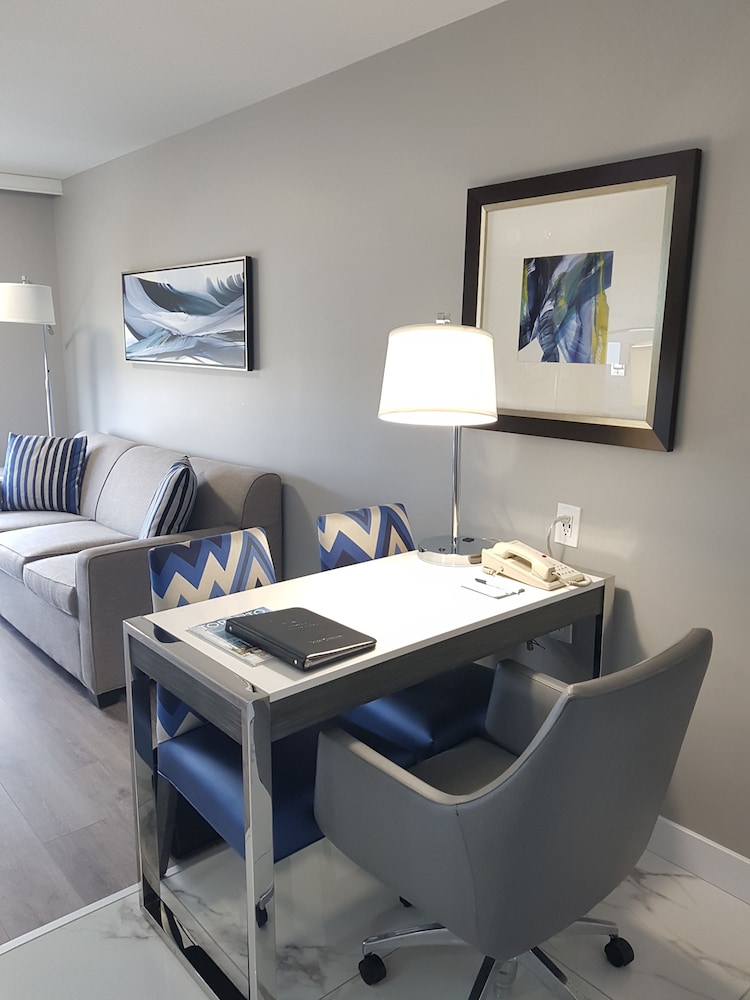 Suite, 2 Queen Beds - Photo 7