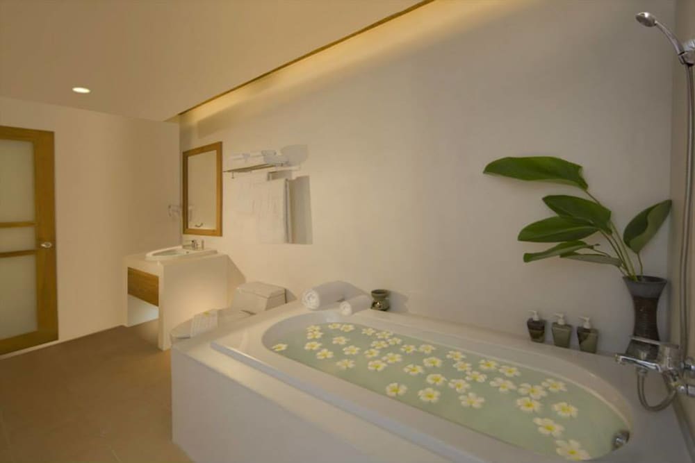 Villa, Garden Area - Photo 3