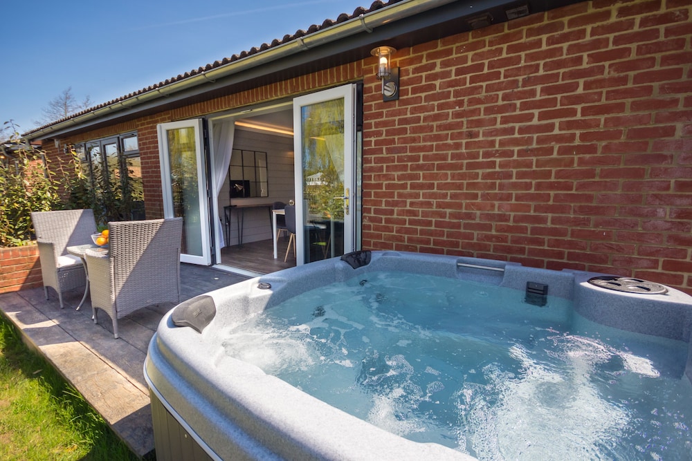 Indulgent Island Cottage 4 Berth with Hot Tub