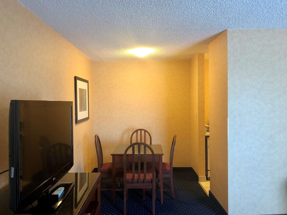 2 Bedroom Apartment, 1King, 1Queen, Non-Smoking, Full kitchen, living room with sofa bed - Photo 6